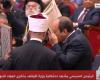 السيسي يُقبّل مصحفا أهداه إليه وزير الأوقاف